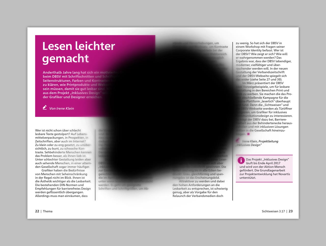 Eine Doppelseite der Zeitschrift »Sichtweisen«. In der Bildmitte ist ein großer schwarzer Fleck zu sehen, der circa zwei Drittel der Doppelseite verdeckt. Um den Fleck herum ist der Inhalt der Doppelseite verschwommen.